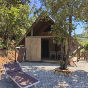Tenda glamping in legno dell’Agriturismo Amandolo immersa nel verde all’Isola d’Elba