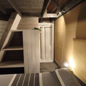 Camera matrimoniale del glamping con scala in legno e doccia privata all’Agriturismo Amandolo