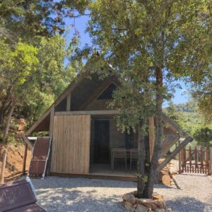 Struttura glamping in legno immersa tra gli alberi dell’Agriturismo Amandolo a Cavo