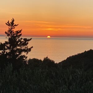 Sole al tramonto sul mare visto dal glamping dell’Amandolo all’Isola d’Elba